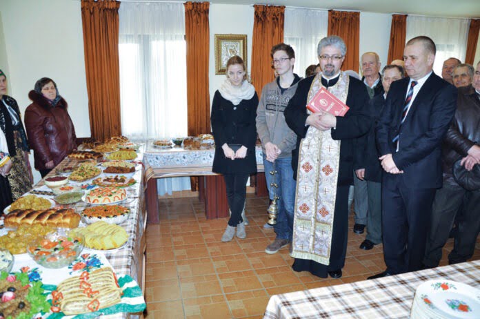 cucu-preot-mese