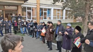 Hora Unirii cu profesorii şi cu elevii Şcolii Gimnaziale „Alexandru Ioan Cuza”