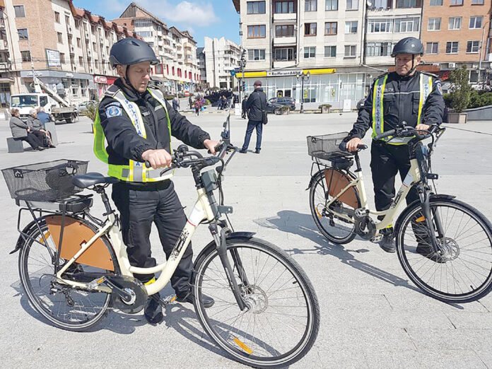 politisti-biciclete-electri