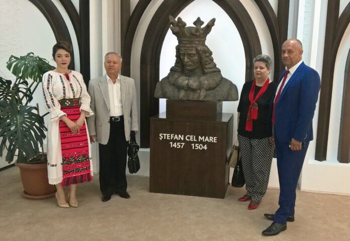 baisanu-vietnameza-statuie