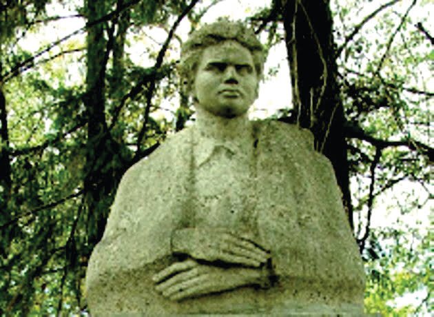 nicolae labis statuie