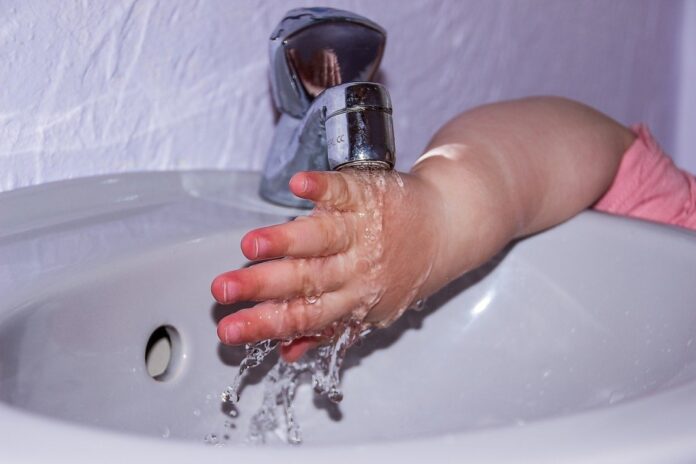 toddler-hand-gd29d42902_1280