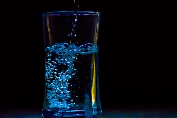 glass-g6a21c713f_1280