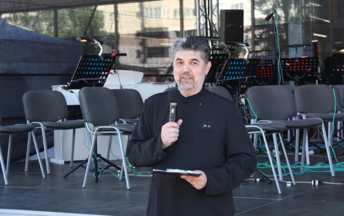 liviu-mihaila-preot-scena