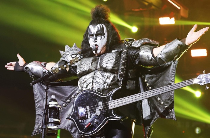 gene-simmons-chitara