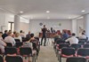 Cu ochii în soare și cu gălețile pentru lapte pline
