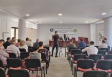 Cu ochii în soare și cu gălețile pentru lapte pline