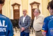 Robotul atacat de indieni